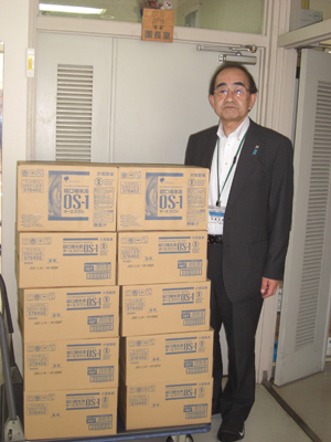 特別養護老人ホーム「偕生園」施設長の佐藤哲彦様と、大塚製薬様から届いた支援物資OS-1。